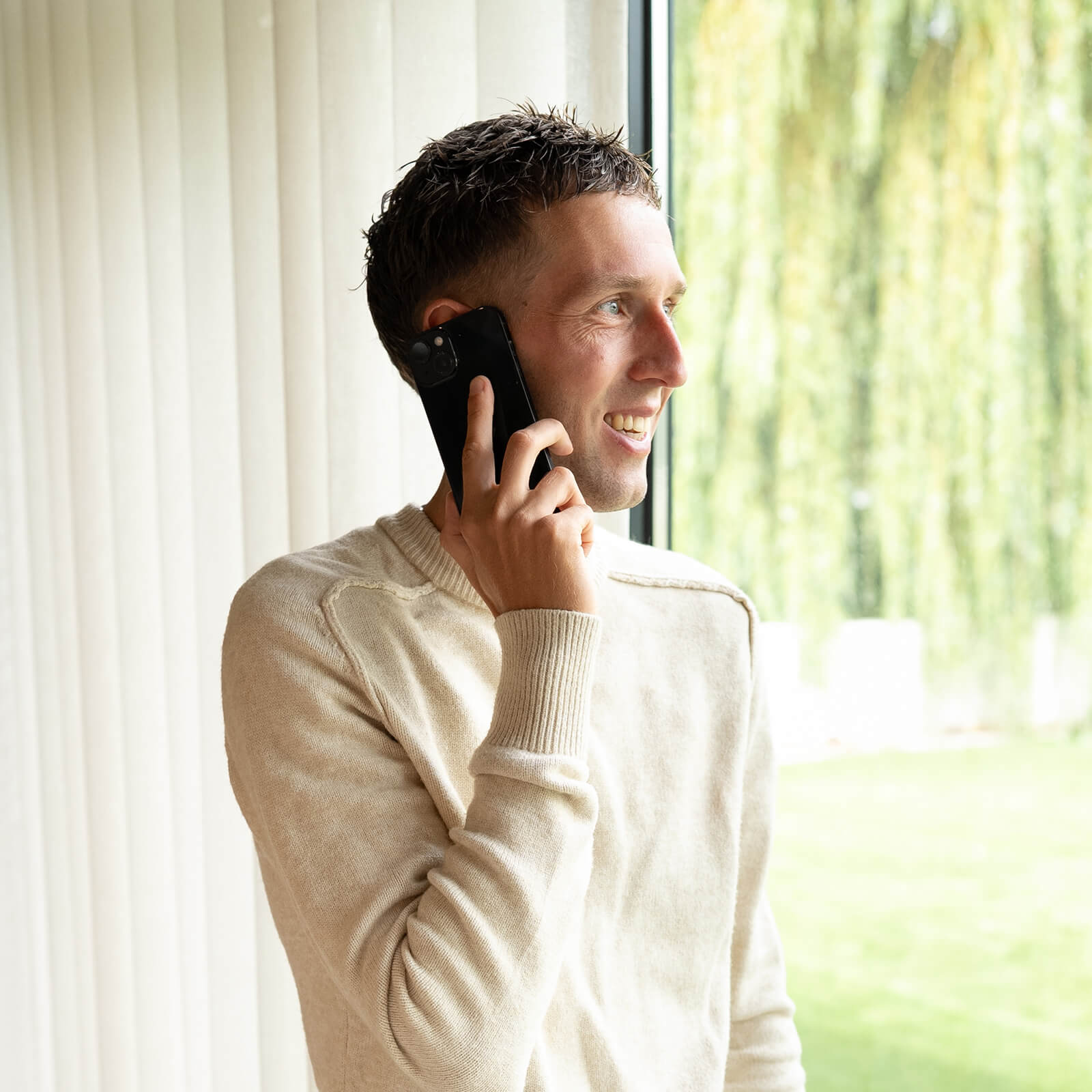 Medewerker van Buitenhuis Partners tijdens een telefoongesprek